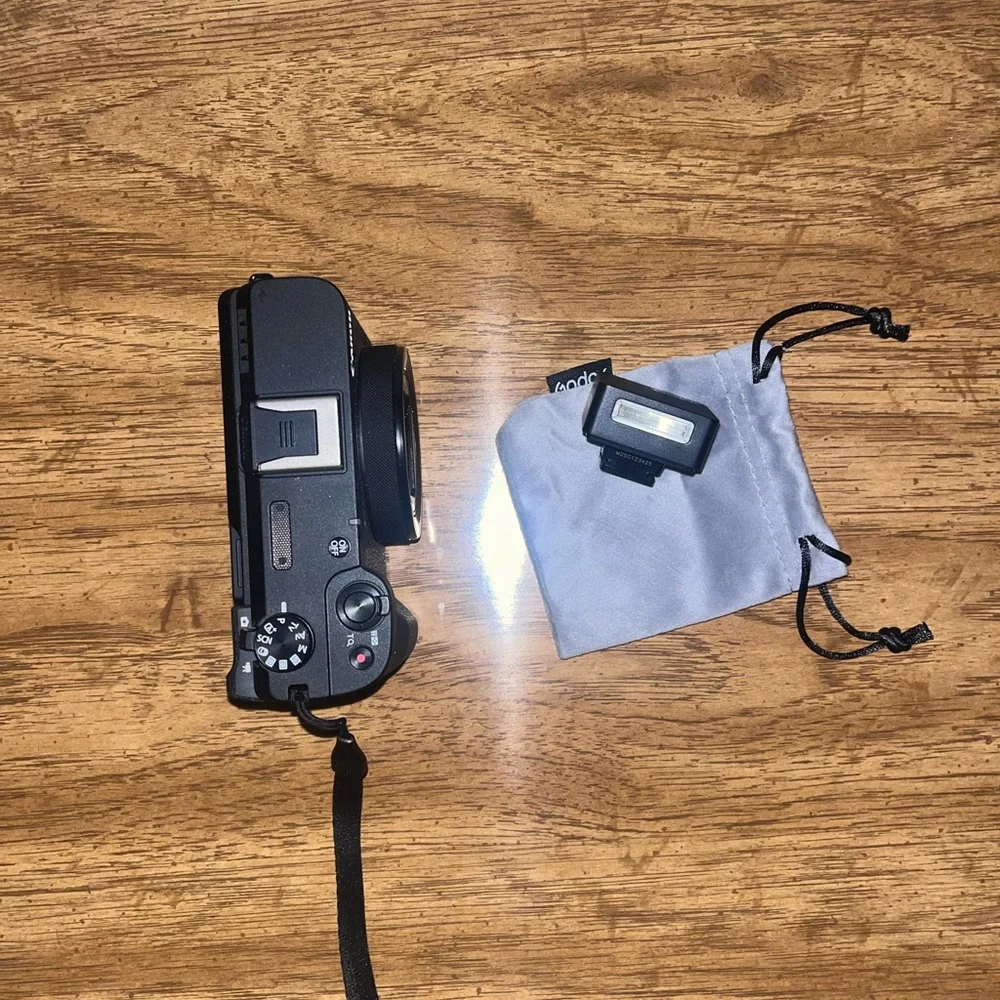Canon Powershot V1 + Godox iM20 Mini Flash - Never Used!